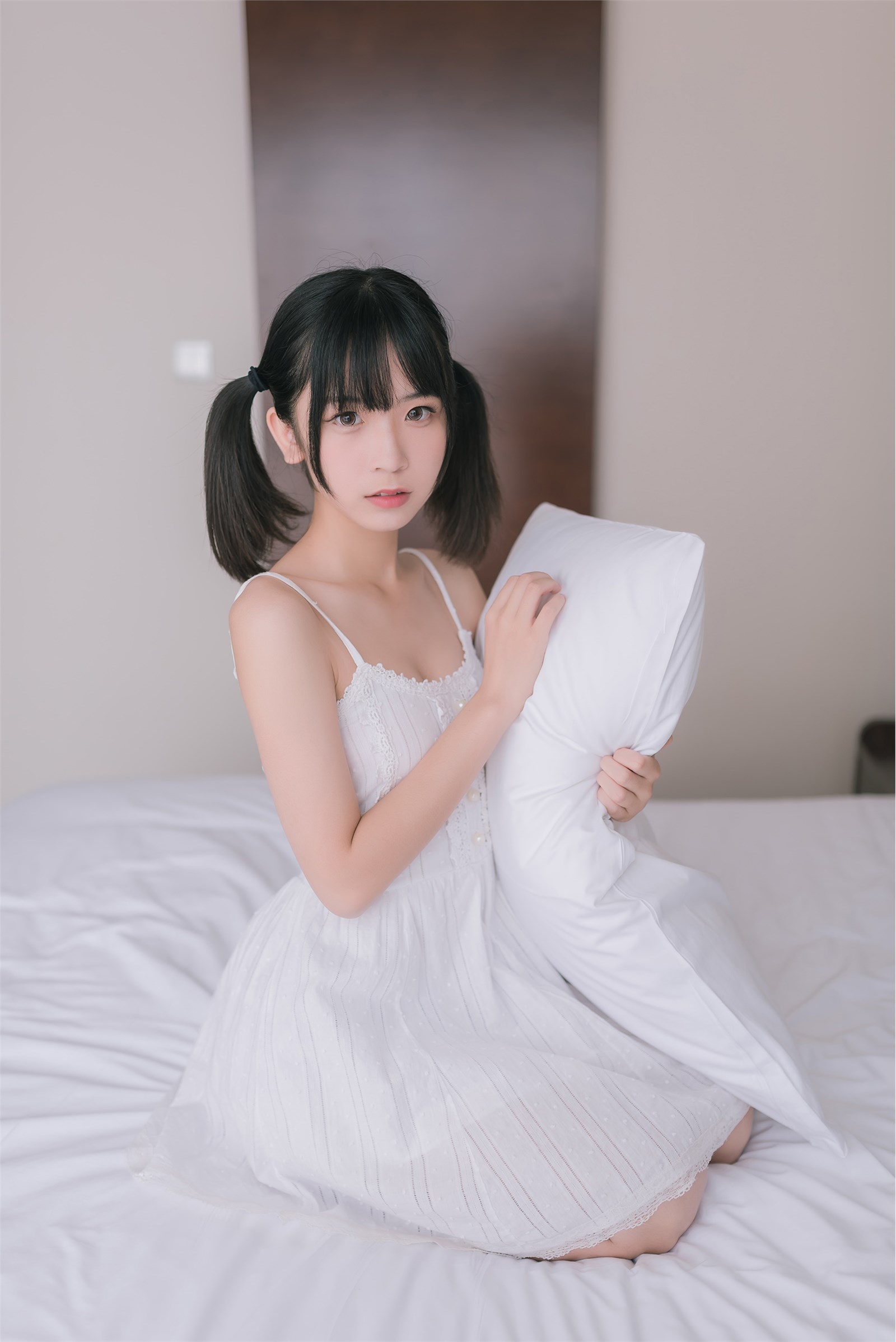 Rabbit play picture white dress double ponytail(13)